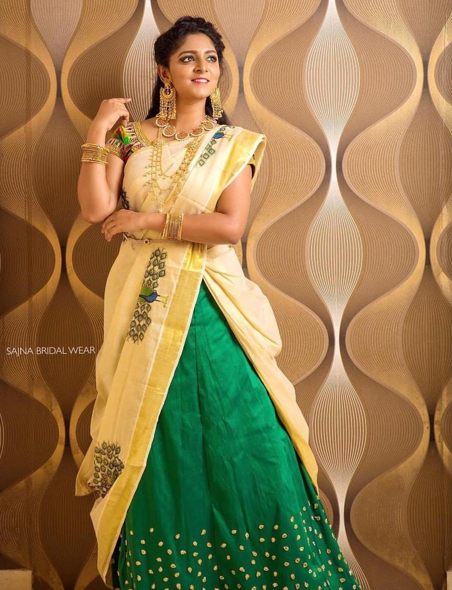 Image of Kerala girl with traditional kerala costume-DM036199-Picxy